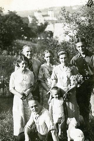 KKE 147.jpg - W pierwszym rządzie z kwiatami stoi Zofia Łuczajowa z synem Zbyszkiem, obok niej Helena Orzechowska oraz państwo Dąbrowscy, Góra Czercza, Krzemieniec, 1937 r.